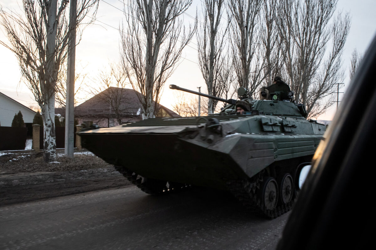 Các quân nhân Ukraine lái chiến xa bộ binh BMP-2 dọc theo một con đường ở thị trấn tiền tuyến Bakhmut, Ukraine, hôm 09/02/2023. (Ảnh: Yevhenii Zavhorodnii/Reuters)