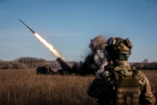 Quân nhân Ukraine khai hỏa bằng hệ thống rocket phóng loạt Bureviy tại một địa điểm ở vùng Donetsk, Ukraine, khi Nga tiếp tục tấn công nước này, vào ngày 29/11/2022. (Ảnh: Serhii Nuzhnenko qua Reuters)