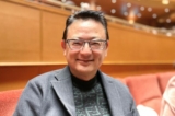 Ông Umemura Takeshi, chủ tịch một hãng tuyển dụng ứng viên nước ngoài, thưởng lãm Nghệ thuật Biểu diễn Shen Yun tại Nhà hát Nghệ thuật Tỉnh Aichi ở Nagoya, Nhật Bản, hôm 27/01/2023. (Ảnh: Wang Wenliang/The Epoch Times)