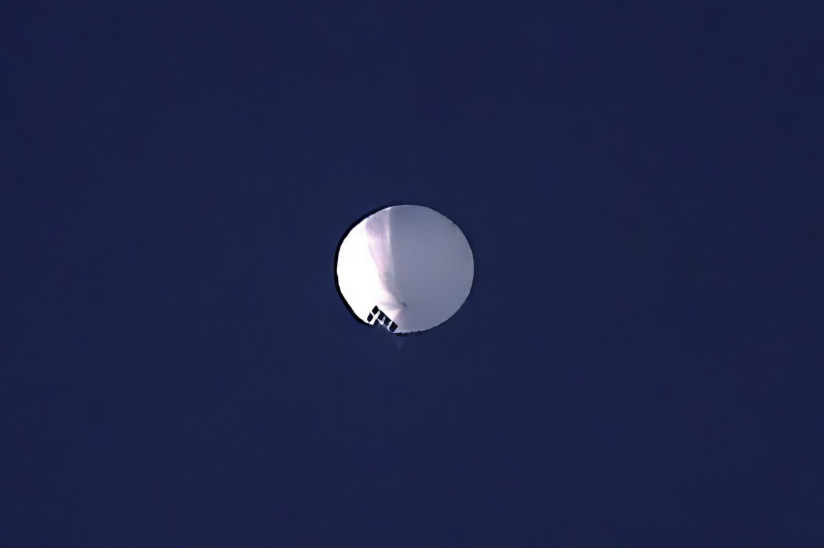 Một quả khí cầu Trung Quốc ở độ cao lớn lơ lửng trên bầu trời Billings, Montana, hôm 01/02/2023. (Ảnh: Larry Mayer/The Billings Gazette qua AP)