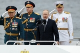 Tổng thống Nga Vladimir Putin (thứ hai từ phải sang) đứng cùng ba sĩ quan hải quân Nga tại một cuộc duyệt binh đánh dấu Ngày Hải Quân ở St. Petersburg, Nga, hôm 31/07/2022. (Ảnh: Maxim Shemetov/Reuters)