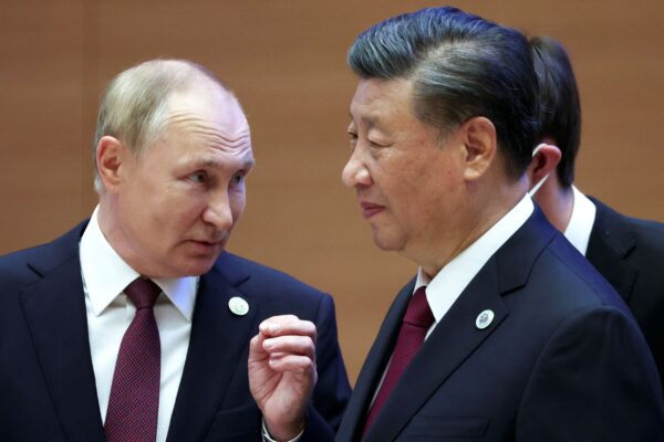 Tổng thống Nga Vladimir Putin (trái) làm động tác tay khi nói chuyện với nhà lãnh đạo Trung Quốc Tập Cận Bình trong hội nghị thượng đỉnh Tổ chức Hợp tác Thượng Hải (SCO) ở Samarkand, Uzbekistan, hôm 16/09/2022. (Ảnh: Sergei Bobylev, Sputnik, Kremlin Pool Photo qua AP)