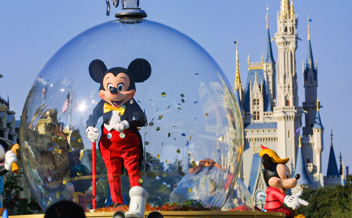 Chuột Mickey trong một cuộc diễu hành tại Vương quốc Phép thuật Disney World ở Orlando, Florida, vào ngày 11/11/2001. (Ảnh: Joe Raedle/Getty Images)
