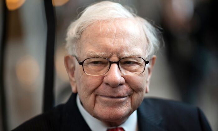 Ông Warren Buffett thể hiện niềm tin vào nước Mỹ, cảnh báo ‘hậu quả của thâm hụt tài khóa’