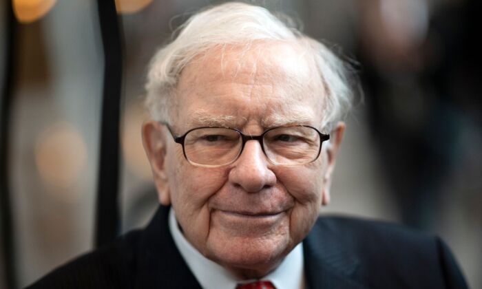 Ông Warren Buffett, Giám đốc điều hành của Berkshire Hathaway, tham dự cuộc họp cổ đông thường niên năm 2019 tại Omaha, Nebraska, vào ngày 03/05/2019. (Ảnh: Johannes Eisele/AFP/Getty Images)