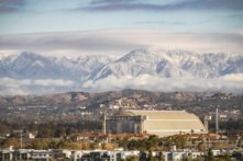 Một lớp tuyết bao phủ các ngọn núi bên ngoài Quận Cam, California, vào ngày 29/12/2021. (Ảnh: John Fredericks/The Epoch Times)