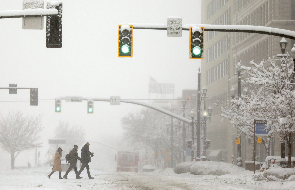 Mọi người băng qua đường trong cơn bão tuyết ở Thành phố Salt Lake, Utah, hôm 22/02/2023. (Ảnh: Kristin Murphy/The Deseret News qua AP)