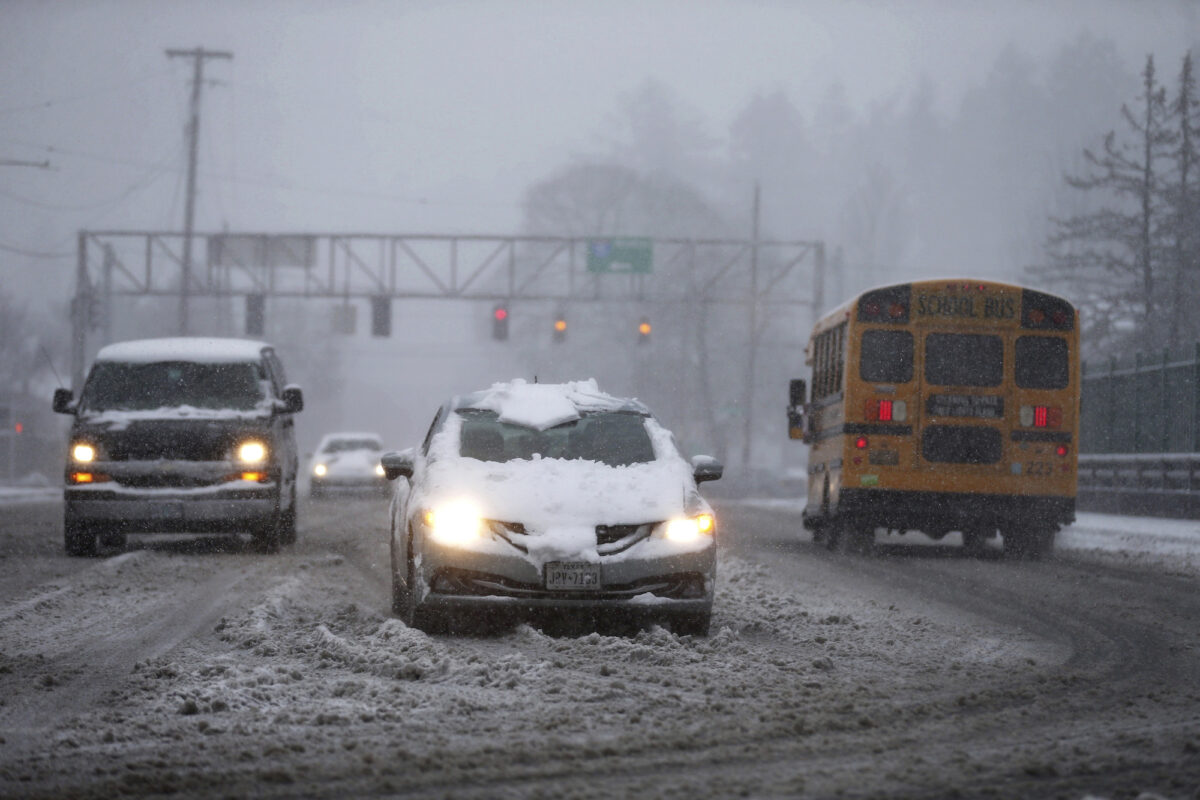 Các xe chạy trên cầu vượt Rosa Parks tại Xa lộ Liên tiểu bang-5 trong một cơn bão tuyết ở Portland, Oregon, hôm 22/02/2023. (Ảnh: Dave Killen/The Oregonian qua AP)