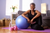 Tập thể dục cải thiện sức khỏe tổng thể và đáp ứng miễn dịch là hai yếu tố quan trọng giúp bạn sống sót sau nhiễm COVID-19. (Rocketclips, Inc./Shutterstock)