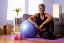 Tập thể dục cải thiện sức khỏe tổng thể và đáp ứng miễn dịch là hai yếu tố quan trọng giúp bạn sống sót sau nhiễm COVID-19. (Rocketclips, Inc./Shutterstock)
