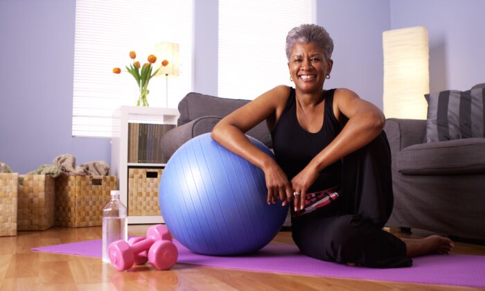 Ba bài tập thể dục tại nhà có thể giúp người cao tuổi cải thiện hệ miễn dịch