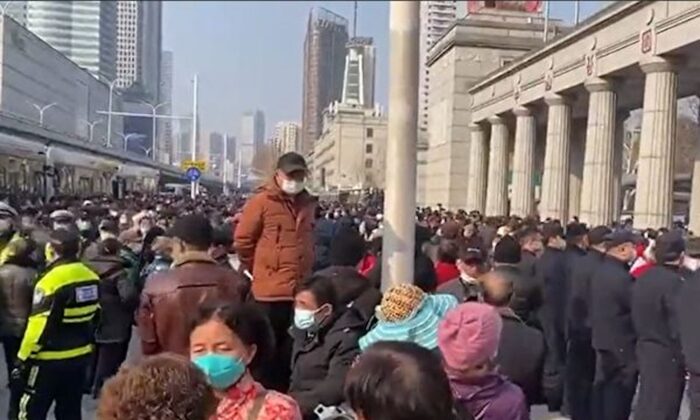 Trung Quốc: Cuộc biểu tình của người cao niên phản đối việc cắt giảm bảo hiểm y tế có nguy cơ bị công an đàn áp
