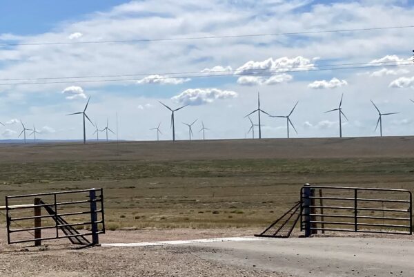 Một khu sản xuất phong điện trải dài trên một thung lũng ở sườn phía tây của dãy Medicine Bow ở Wyoming. (Ảnh: John Haughey/The Epoch Times)
