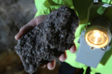 Ông Armin Mueller, Giám đốc điều hành của Deutsche Lithium GmbH, cầm một tảng đá Zinnwaldite, một loại khoáng chất silicat có chứa lithium, được đẽo từ một lối đi trong một mỏ thiếc và wolfram trước đây ở Zinnwald gần Altenberg, Đức, vào ngày 13/12/2017. (Ảnh: Sean Gallup/Getty Images)
