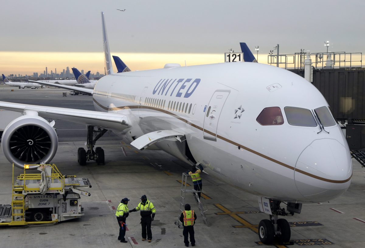 Một chiếc Dreamliner 787-10 đến từ Los Angeles đỗ tại một cổng ở Phi trường Quốc tế Newark Liberty ở Newark, New Jersey, hôm 07/01/2019. (Ảnh: Seth Wenig/File Photo/AP)