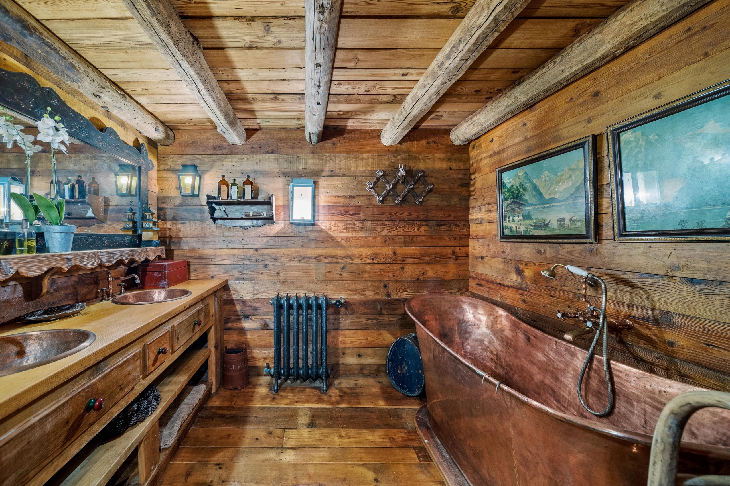 Phòng tắm này có bồn rửa và bồn tắm bằng đồng cổ điển, máy sưởi tản nhiệt, sàn, tường, và trần nhà bằng gỗ là nơi lý tưởng để tận hưởng ngâm mình trong nước nóng sau một ngày trượt tuyết. (Ảnh: Đăng dưới sự cho phép của Sotheby’s Concierge Auctions)