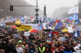 Người dân tham gia một cuộc biểu tình phản đối việc cung cấp vũ khí cho Ukraine và ủng hộ các cuộc đàm phán hòa bình giữa Nga và Ukraine, tại Berlin, Đức, hôm 25/02/2023. (Ảnh: Christian Mang/Reuters)