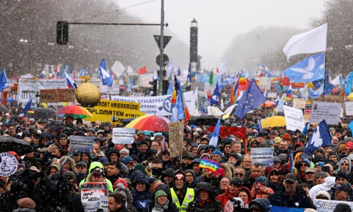 Berlin: Hàng ngàn người biểu tình phản đối cung cấp vũ khí cho Ukraine