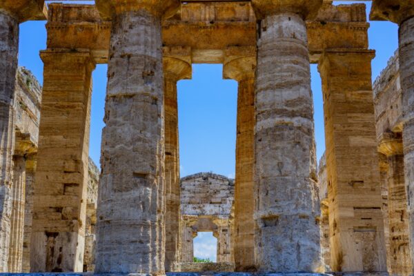 Những tàn tích của một ngôi đền Hy Lạp ở Paestum, Ý. (Ảnh: Antonio Sessa/Unsplash)