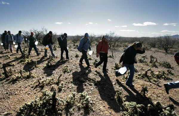 Mang theo những bình nước lớn, những người nhập cư bất hợp pháp len lỏi qua các lối đi bộ ở phía bắc biên giới Mexico và Arizona. Số người nhập cư bất hợp pháp thiệt mạng khi cố vượt qua sa mạc phía nam Arizona đã đạt mức cao lịch sử trong năm nay. (Ảnh: Don Bartletti/Los Angeles Times)