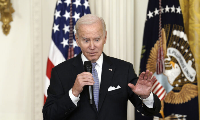 Tổng thống Joe Biden nói tại Tòa Bạch Ốc ở Hoa Thịnh Đốn, hôm 20/01/2023. (Ảnh: Yuri Gripas/Abaca Press/TNS)