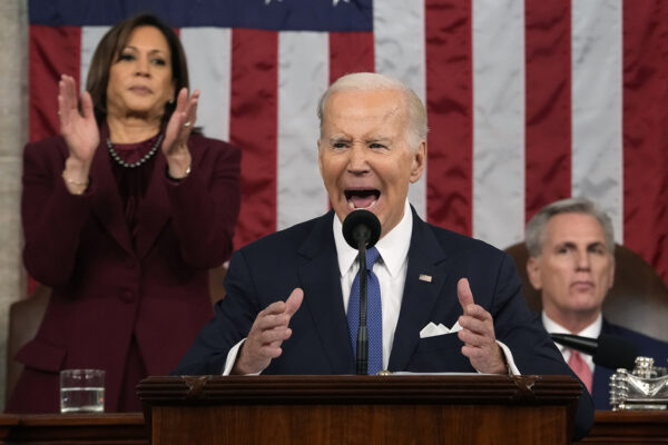 Tổng thống Joe Biden đọc Thông điệp Liên bang trước một phiên họp chung của Quốc hội khi Phó Tổng thống Kamala Harris và Chủ tịch Hạ viện Kevin McCarthy lắng nghe, tại Phòng họp Hạ viện của Điện Capitol Hoa Kỳ ở Hoa Thịnh Đốn hôm 07/02/2023. (Ảnh: TNS)