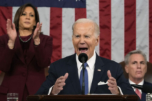 Tổng thống Joe Biden đọc Thông điệp Liên bang trước một phiên họp chung của Quốc hội khi Phó Tổng thống Kamala Harris và Chủ tịch Hạ viện Kevin McCarthy lắng nghe, tại Hạ viện của Điện Capitol Hoa Kỳ ở Hoa Thịnh Đốn, hôm 07/02/2023. (Ảnh: TNS)