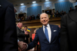 Tổng thống Joe Biden đến đọc bài diễn văn Thông điệp Liên bang trong phiên họp chung của Quốc hội tại Phòng họp Hạ viện trong Điện Capitol Hoa Kỳ ở Hoa Thịnh Đốn vào ngày 01/03/2022. (Ảnh: Saul Loeb/Pool/Getty Images)