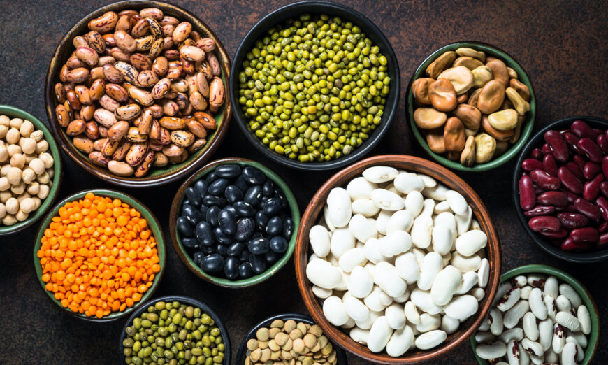 Đậu lăng, đậu gà và các loại đậu trong các tô khác nhau trên bàn đá. (Ảnh: Shutterstock)