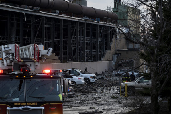 Các mảnh vỡ vương vãi khắp mặt đất và những chiếc xe hơi đậu gần đó sau vụ nổ tại nhà máy kim loại I. Schumann & Co. ở Bedford, Ohio, hôm 20/02/2023. (Ảnh: Michael Swensen/Getty Images)