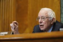Chủ tịch Ủy ban Ngân sách Thượng viện, Thượng nghị sĩ Bernie Sanders, (Độc Lập-Vermont) trình bày trong phiên điều trần ở Capitol Hill về việc xem xét tiền lương tại các tập đoàn có lợi nhuận lớn ở Hoa Thịnh Đốn, vào ngày 25/02/2021. (Ảnh: Susan Walsh-Pool/Getty Images)