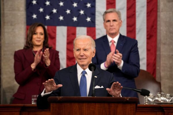 Tổng thống Joe Biden đọc diễn văn Thông điệp Liên bang trước một phiên họp chung của Quốc hội, khi Phó Tổng thống Kamala Harris và Chủ tịch Hạ viện Kevin McCarthy (Cộng Hòa-California) vỗ tay tán thưởng, tại Điện Capitol Hoa Kỳ ở Hoa Thịnh Đốn hôm 07/02/2023. (Ảnh: Jacquelyn Martin/Pool qua Reuters)