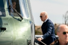 Tổng thống Joe Biden lên chuyên cơ Marine One tại Gordons Pond ở Bãi biển Rehoboth, Delaware, vào ngày 20/03/2022. (Ảnh: Stefani Reynolds/AFP qua Getty Images)