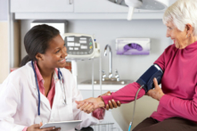 Bác sĩ đo huyết áp cho bệnh nhân. (Shutterstock)