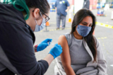 Một phụ nữ được chích vaccine COVID-19 ở Los Angeles, California, vào ngày 25/03/2021. (Ảnh: Lucy Nicholson/Reuters)