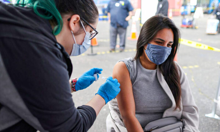 Một phụ nữ được chích vaccine COVID-19 ở Los Angeles, California, vào ngày 25/03/2021. (Ảnh: Lucy Nicholson/Reuters)