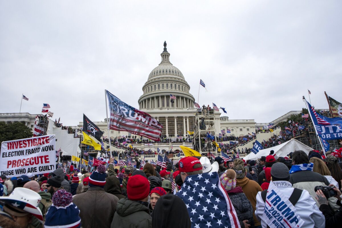 Một đám đông tại Điện Capitol Hoa Kỳ ở Hoa Thịnh Đốn vào ngày 06/01/2021. (Ảnh: Jose Luis Magana/AP)