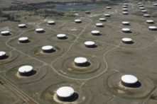 Các bể chứa dầu thô nhìn từ trên cao tại trung tâm dầu mỏ, ở Cushing, Oklahoma, vào ngày 24/03/2016. (Ảnh: Nick Oxford/Reuters)
