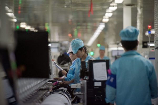 Công nhân lắp ráp linh kiện vi mạch điện thoại thông minh tại một nhà máy ở Đông Quản, tỉnh Quảng Đông, Trung Quốc, vào ngày 08/05/2017. (Ảnh: Nicolas Asforui/AFP/Getty Images)