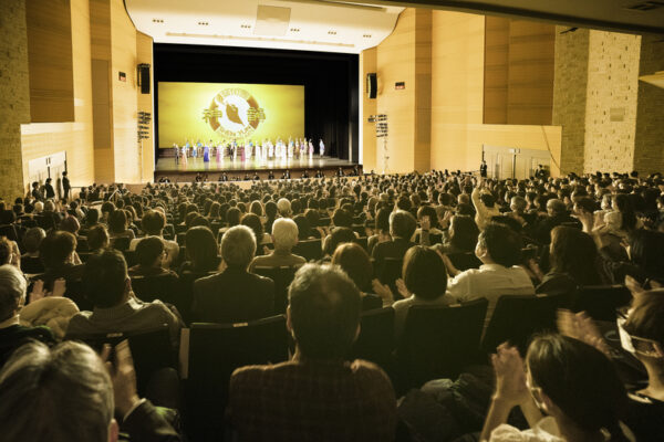 Đoàn Nghệ thuật Biểu diễn Shen Yun Thế giới chào khán giả trước khi hạ màn tại Trung tâm Nghệ thuật Biểu diễn Kamakura ở Kamakura, Nhật Bản, chiều ngày 14/01/2023. (Ảnh: Annie Gong/The Epoch Times)
