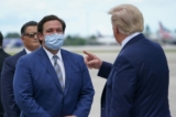 Tổng thống đương thời Donald Trump nói chuyện với Thống đốc Florida Ron DeSantis ở West Palm Beach, Florida, vào ngày 08/09/2020. (Ảnh: Mandel Ngan/AFP qua Getty Images)