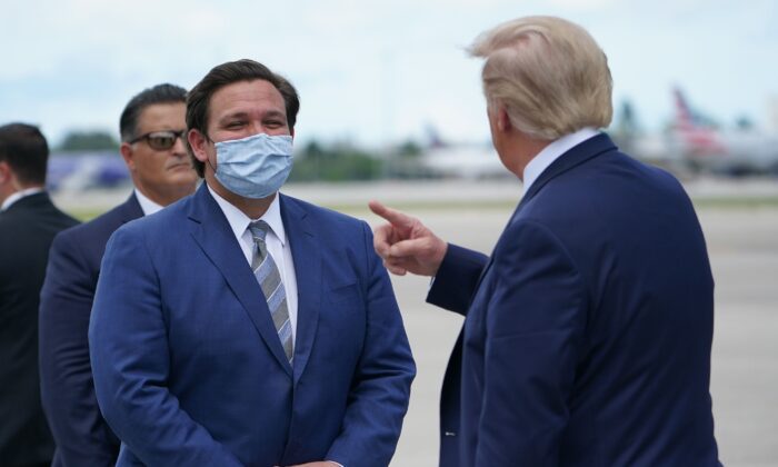 Tổng thống đương thời Donald Trump nói chuyện với Thống đốc Florida Ron DeSantis ở West Palm Beach, Florida, vào ngày 08/09/2020. (Ảnh: Mandel Ngan/AFP qua Getty Images)