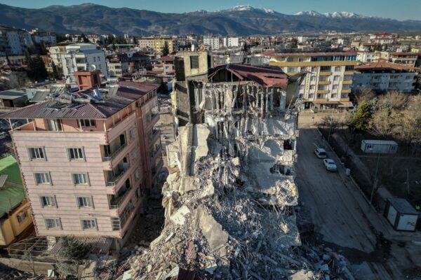 Một tòa nhà bị hư hại ở Nurdagi, Thổ Nhĩ Kỳ, hôm 13/02/2023. (Ảnh: Chris McGrath/Getty Images)