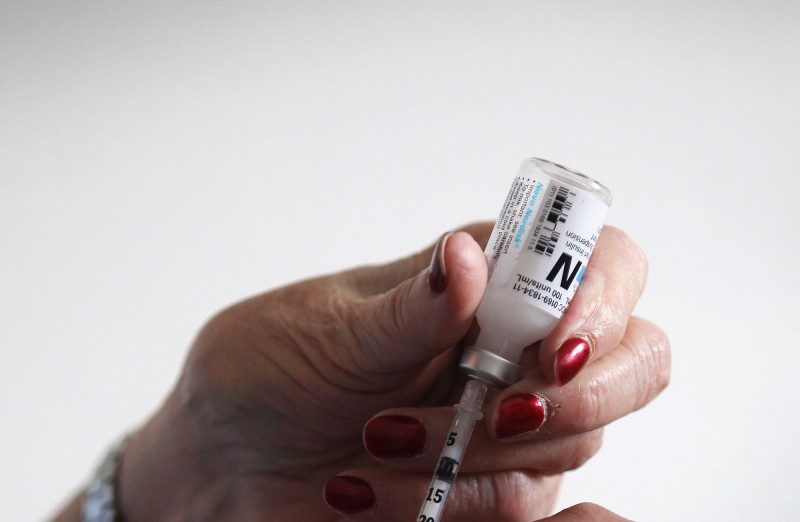 Một y tá hướng dẫn một bệnh nhân tiểu đường cách tự chích insulin. Một cuộc khảo sát quốc gia mới cho thấy bệnh nhân tiểu đường ở Canada lo lắng nhất về hai biến chứng nghiêm trọng của bệnh này là mù lòa và cắt cụt chi, trong khi các bác sĩ lo lắng hơn về biến chứng tim và thận. (Ảnh: John Moore/Getty Images)