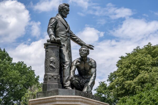 Các nhà hoạt động hiện đang kêu gọi dỡ bỏ Đài tưởng niệm Giải phóng tại Công viên Lincoln của Hoa Thịnh Đốn, trong bức ảnh này vào ngày 25/06/2020. Đài tưởng niệm này mô tả một nô lệ được trả tự do đang quỳ dưới chân Tổng thống Abraham Lincoln. (Ảnh: J. Scott Applewhite/AP Photo)