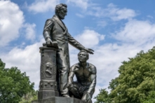 Đài tưởng niệm Giải phóng ở Công viên Lincoln của Hoa Thịnh Đốn mô tả một nô lệ được giải phóng đang quỳ dưới chân Tổng thống Abraham Lincoln, ngày 25/06/2020. (Ảnh: J. Scott Applewhite/AP Photo)