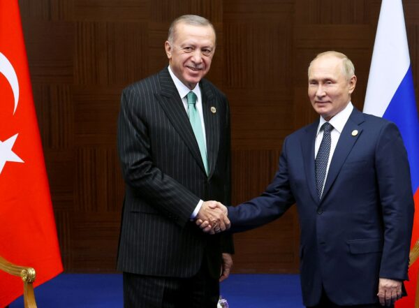Tổng thống Nga Vladimir Putin (phải) và Tổng thống Thổ Nhĩ Kỳ Recep Tayyip Erdogan bắt tay trong cuộc gặp bên lề Hội nghị thượng đỉnh về Tương tác và các Biện pháp Xây dựng Niềm tin ở châu Á (CICA), tại Astana, Kazakhstan, hôm 13/10/2022. ( Ảnh: Vyacheslav Prokofyev/Sputnik, Kremlin Pool/AP)