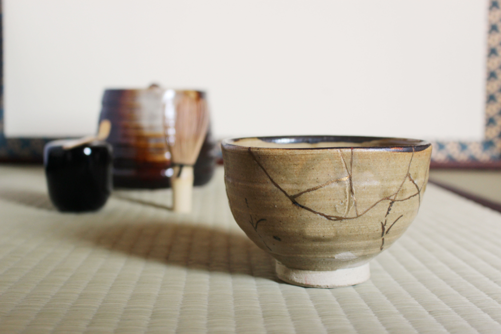 Nghệ thuật Kintsugi được thể hiện trong trà đạo Nhật Bản. (Ảnh: Lia_t/Shutterstock)