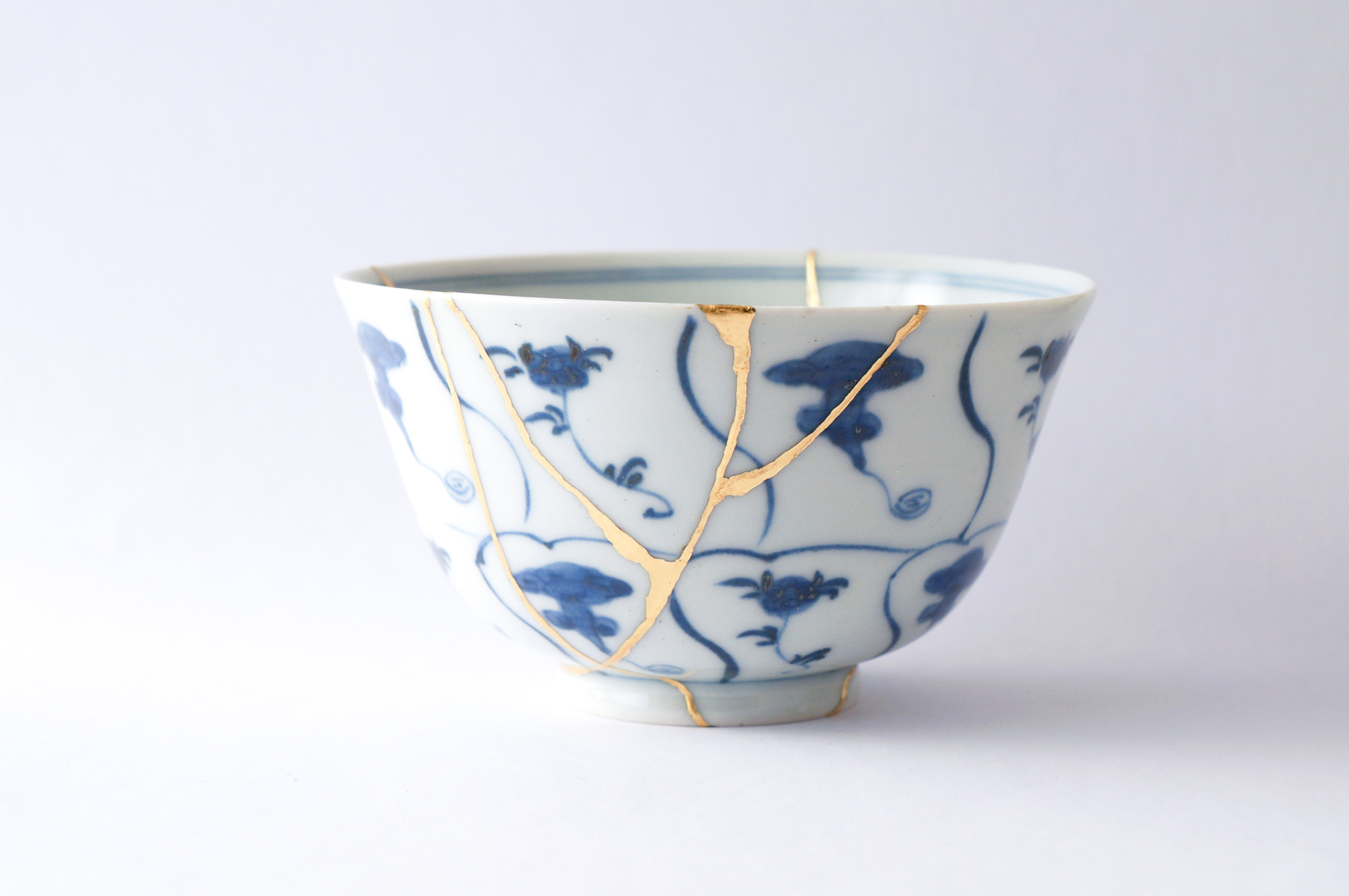 Một ví dụ về một chén sứ sử dụng nghệ thuật kintsugi để hàn gắn lại. (Ảnh: Marco Montalti/Shutterstock