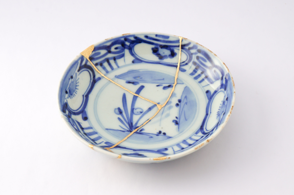 Nghệ thuật Kintsugi được áp dụng trên một chiếc đĩa sứ Trung Hoa. (Ảnh: Marco Montalti/Shutterstock)